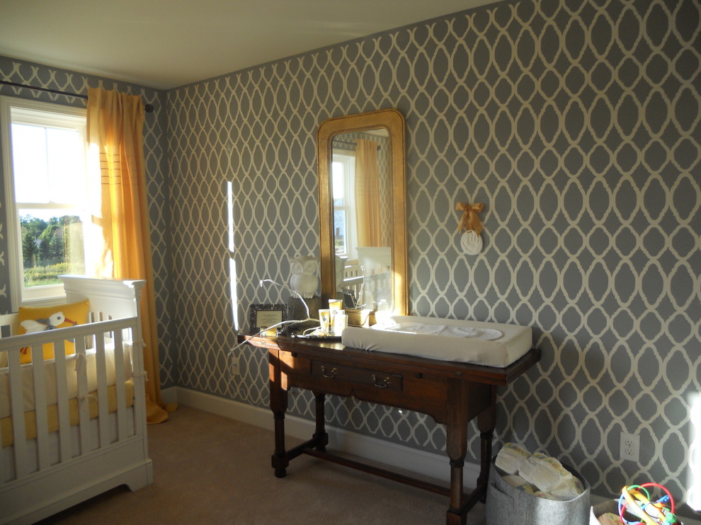 Imagen de habitación de bebé neutra actual grande con paredes grises y moqueta