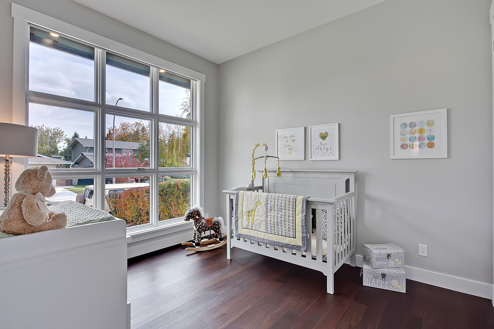 Mittelgroßes, Neutrales Klassisches Babyzimmer mit grauer Wandfarbe und braunem Holzboden in Calgary