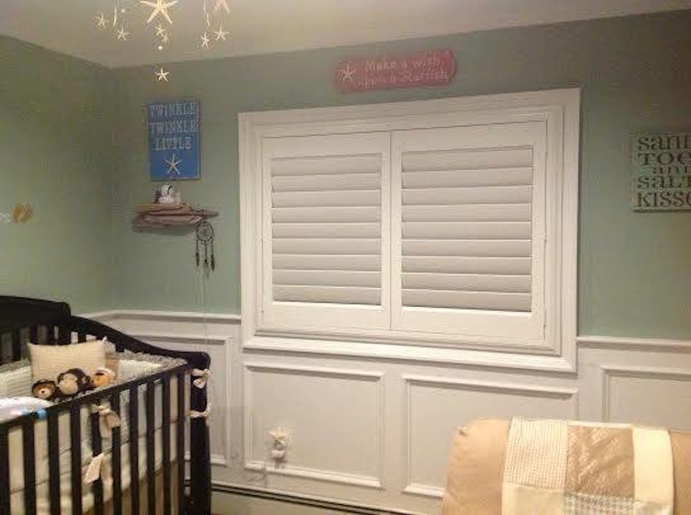 Стильный дизайн: нейтральная комната для малыша в классическом стиле - последний тренд