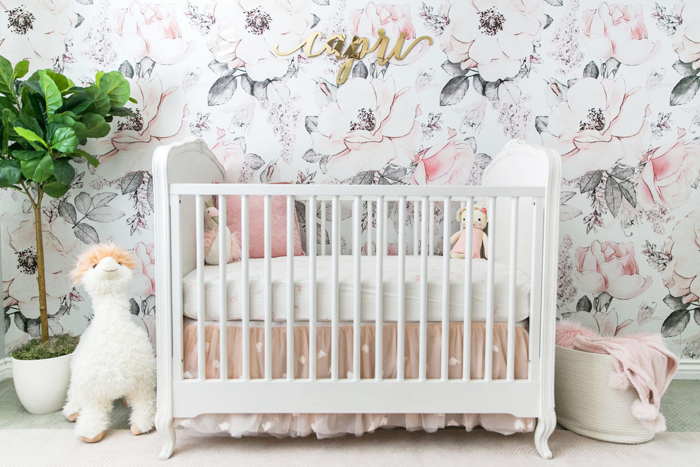 Réalisation d'une chambre de bébé fille tradition de taille moyenne avec un mur multicolore, moquette et un sol gris.
