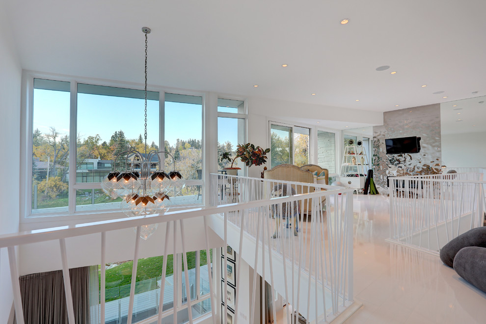 Idée de décoration pour une chambre de bébé design avec un mur blanc.