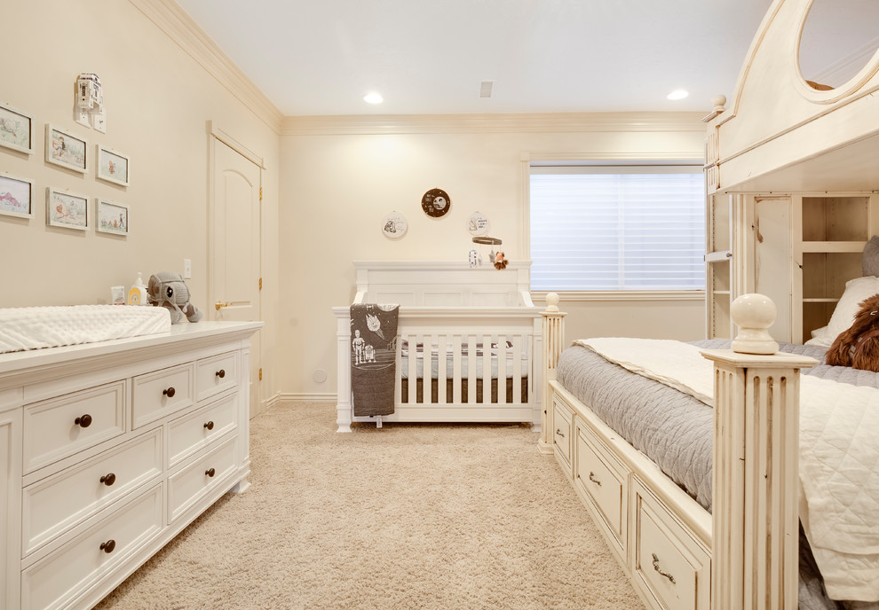 Inspiration pour une chambre de bébé garçon traditionnelle de taille moyenne avec un mur beige, moquette et un sol beige.
