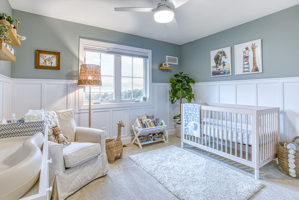 Großes, Neutrales Klassisches Babyzimmer mit grauer Wandfarbe, Teppichboden, beigem Boden und vertäfelten Wänden in Sonstige