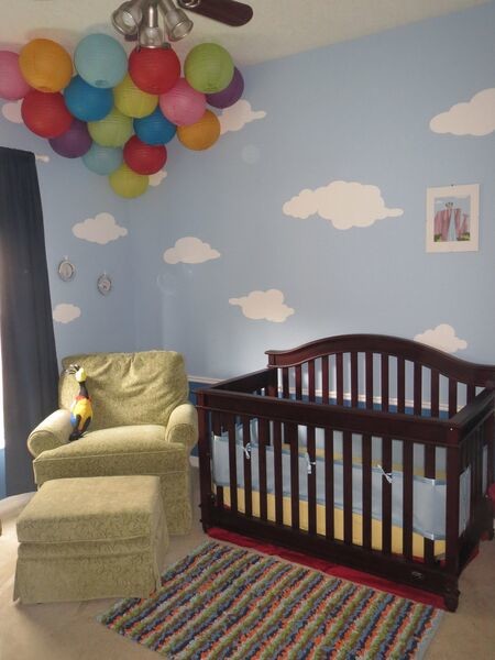 Réalisation d'une chambre de bébé neutre design de taille moyenne avec un mur bleu.