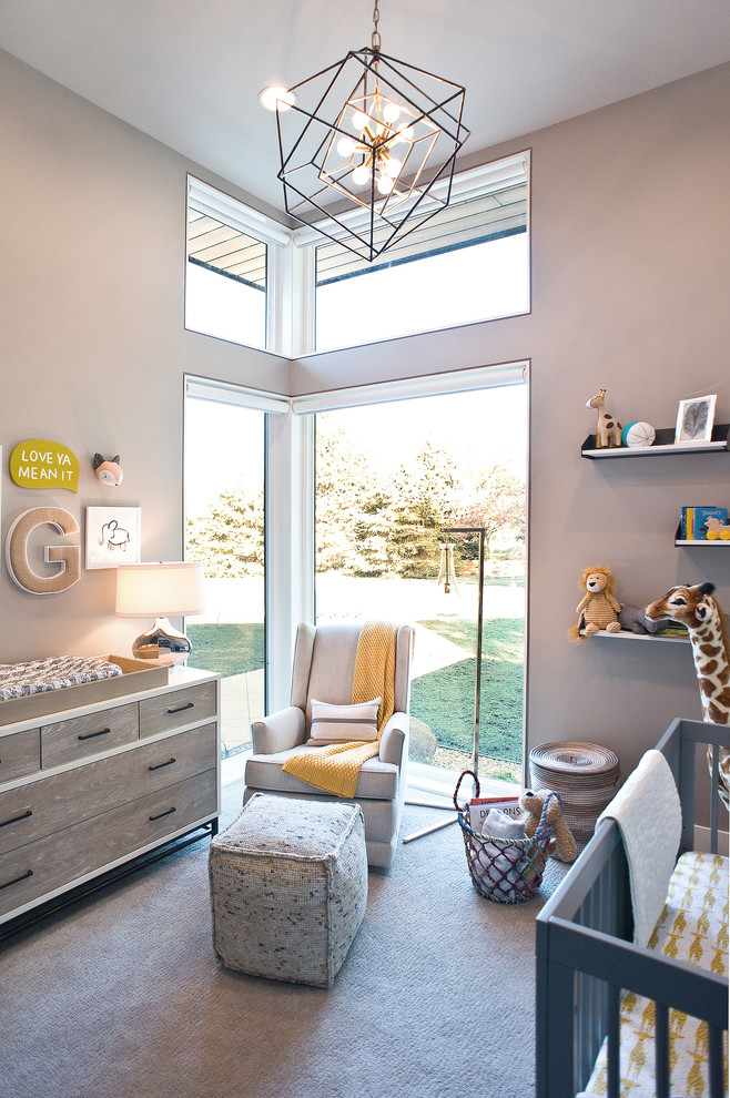 Inspiration pour une chambre de bébé garçon minimaliste de taille moyenne avec un mur beige, moquette et un sol beige.