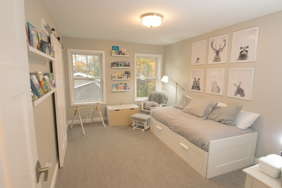 Modelo de habitación de bebé neutra de estilo americano de tamaño medio con paredes grises, moqueta y suelo gris