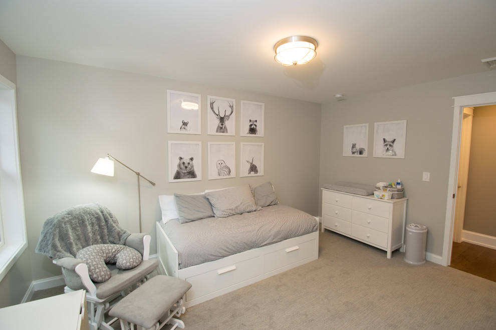 Mittelgroßes, Neutrales Rustikales Babyzimmer mit grauer Wandfarbe, Teppichboden und grauem Boden in Sonstige