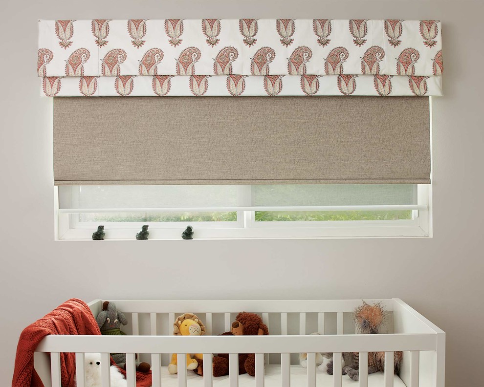 Aménagement d'une chambre de bébé neutre classique de taille moyenne avec un mur beige.