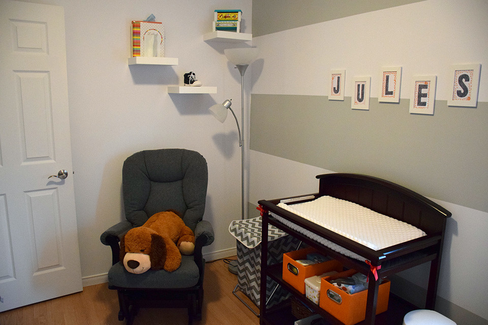 Diseño de habitación de bebé niño minimalista pequeña con paredes grises y suelo de contrachapado