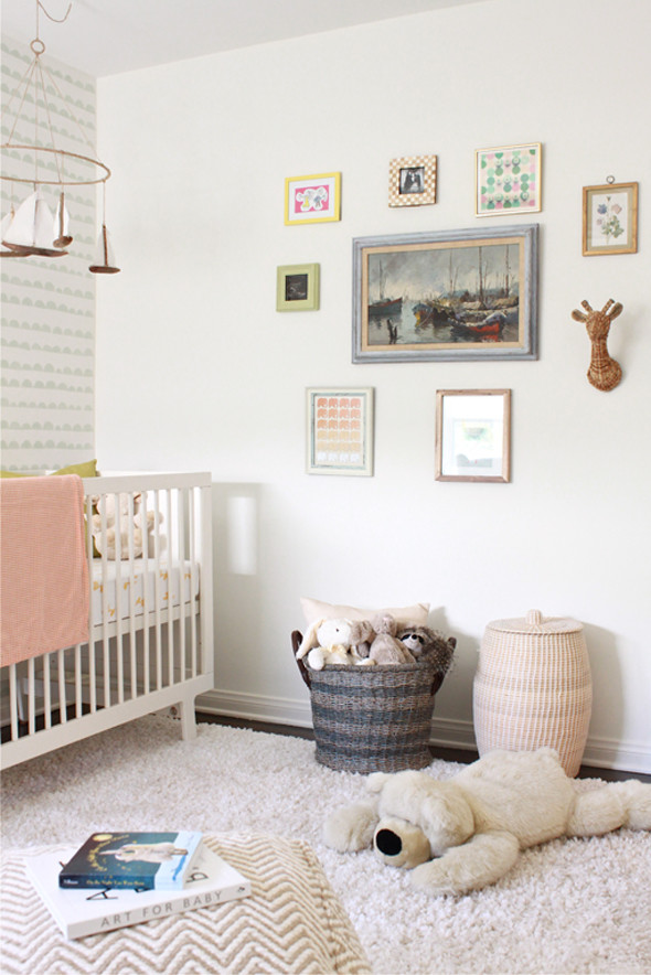 Ejemplo de habitación de bebé clásica renovada de tamaño medio