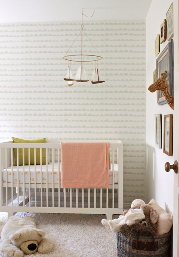 Réalisation d'une chambre de bébé neutre tradition de taille moyenne avec un mur bleu.