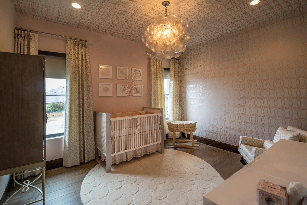 Пример оригинального дизайна: большая комната для малыша в современном стиле с розовыми стенами, полом из керамогранита и коричневым полом для девочки