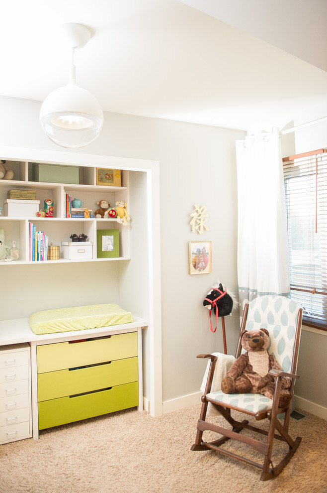 Immagine di una cameretta per neonati eclettica di medie dimensioni con moquette e pavimento beige