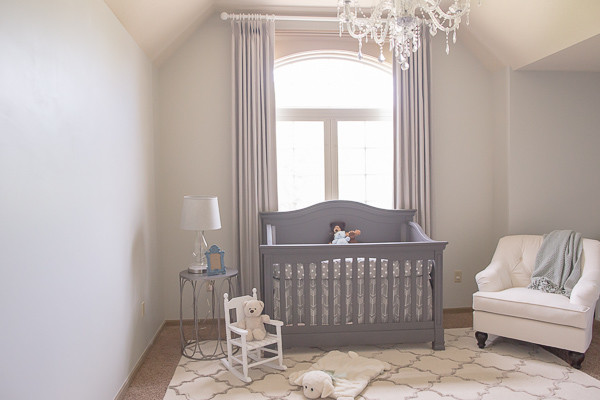 На фото: комната для малыша в стиле шебби-шик с