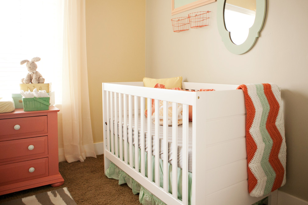 Idée de décoration pour une chambre de bébé fille bohème de taille moyenne avec un mur gris et moquette.