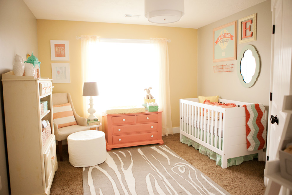Пример оригинального дизайна: комната для малыша среднего размера в стиле фьюжн с желтыми стенами и ковровым покрытием для девочки