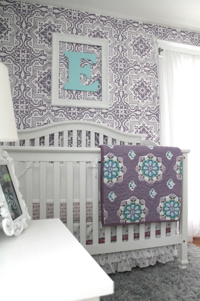 Diseño de habitación de bebé tradicional de tamaño medio