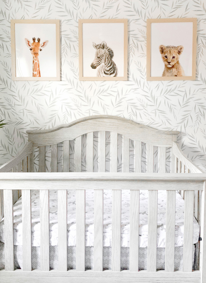 Aménagement d'une chambre de bébé neutre classique de taille moyenne avec un mur beige, un sol en bois brun et un sol marron.