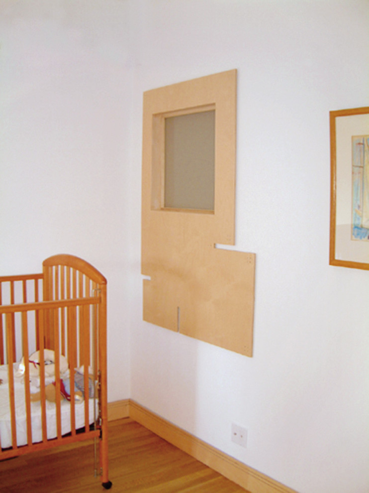 Mittelgroßes, Neutrales Babyzimmer mit weißer Wandfarbe und hellem Holzboden in New York