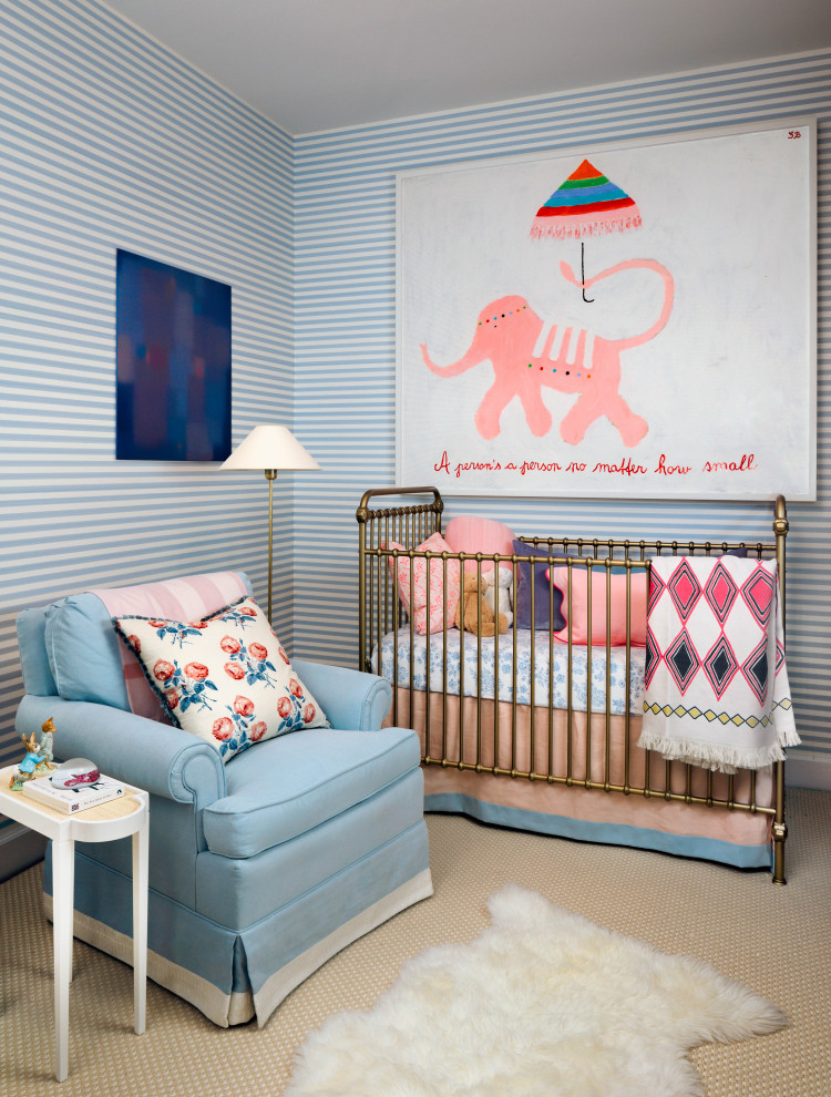Aménagement d'une chambre de bébé fille classique avec un mur bleu, moquette, un sol beige et du papier peint.