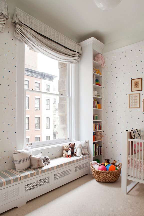 Großes Modernes Babyzimmer mit Teppichboden in New York