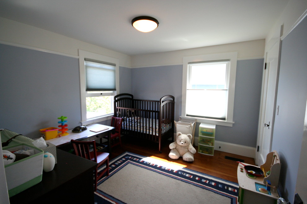 Cette photo montre une chambre de bébé chic de taille moyenne.