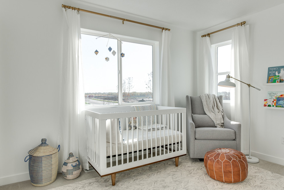 Mittelgroßes, Neutrales Klassisches Babyzimmer mit weißer Wandfarbe und Teppichboden in Salt Lake City