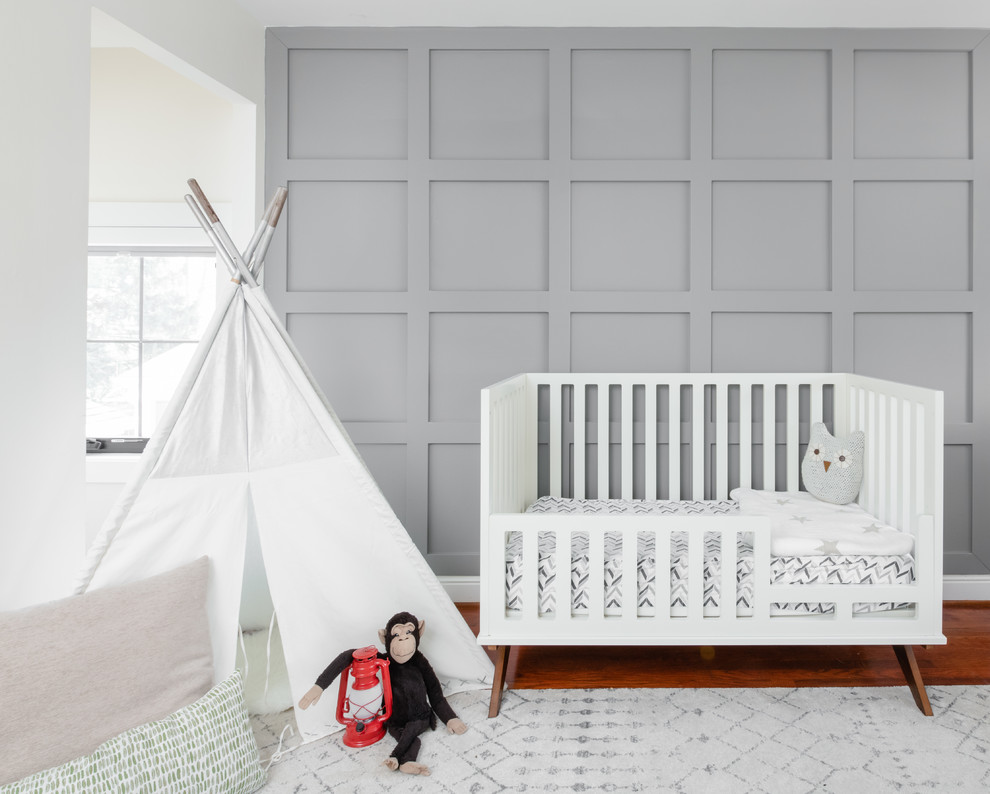 Foto de habitación de bebé neutra clásica renovada de tamaño medio con paredes blancas, suelo de madera oscura y suelo marrón