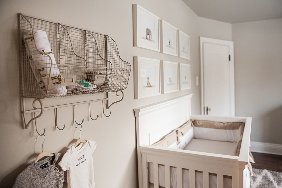 トロントにあるお手頃価格の中くらいなトランジショナルスタイルのおしゃれな赤ちゃん部屋 (グレーの壁、濃色無垢フローリング、男女兼用) の写真