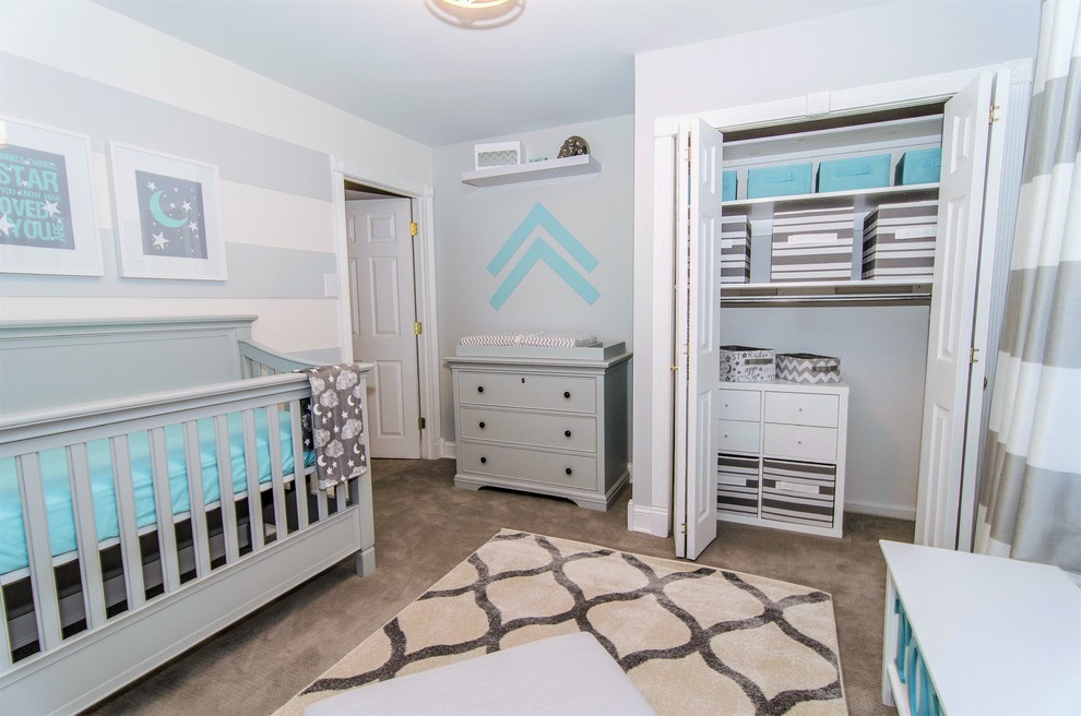 Kleines Klassisches Babyzimmer mit grauer Wandfarbe und Teppichboden in Philadelphia