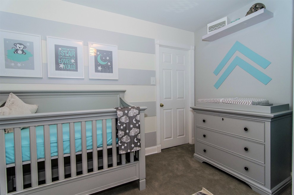 Diseño de habitación de bebé niño tradicional renovada pequeña con paredes grises y moqueta