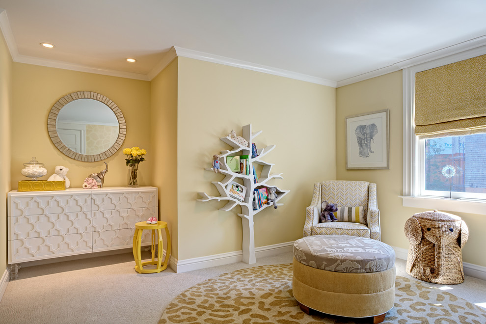 Ejemplo de habitación de bebé neutra clásica renovada grande con paredes amarillas y moqueta