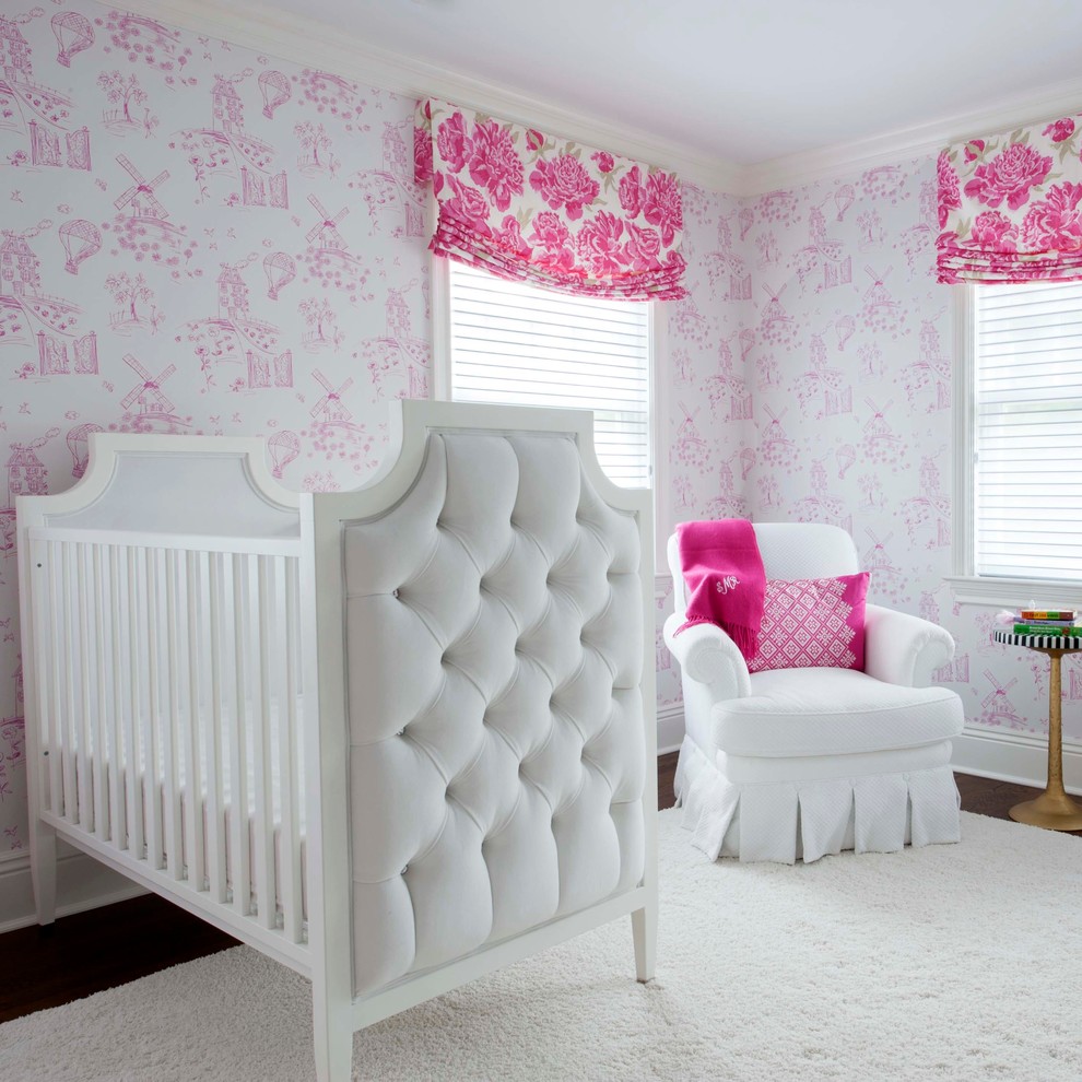 Ispirazione per una cameretta per neonata chic di medie dimensioni con pareti rosa, parquet scuro e pavimento marrone