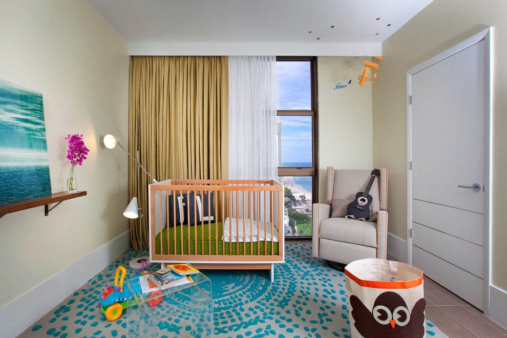 Foto de habitación de bebé neutra actual de tamaño medio con paredes amarillas
