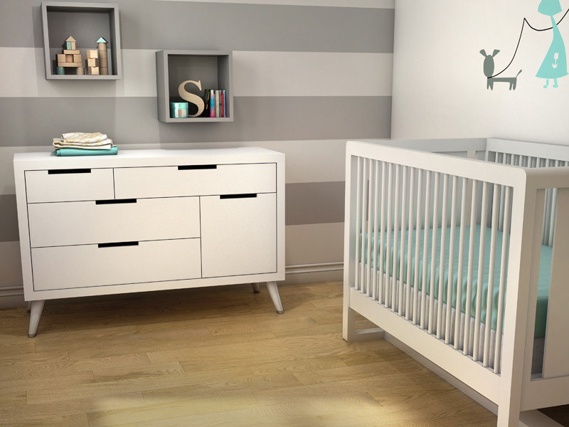 Skandinavisches Babyzimmer mit Sperrholzboden und bunten Wänden in New York