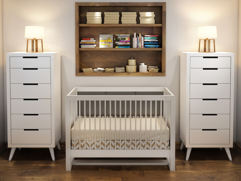 Foto på ett minimalistiskt babyrum, med beige väggar och plywoodgolv