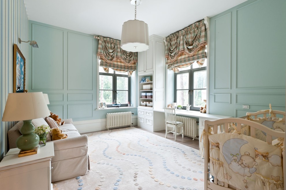 Ejemplo de habitación de bebé neutra clásica con paredes azules y moqueta
