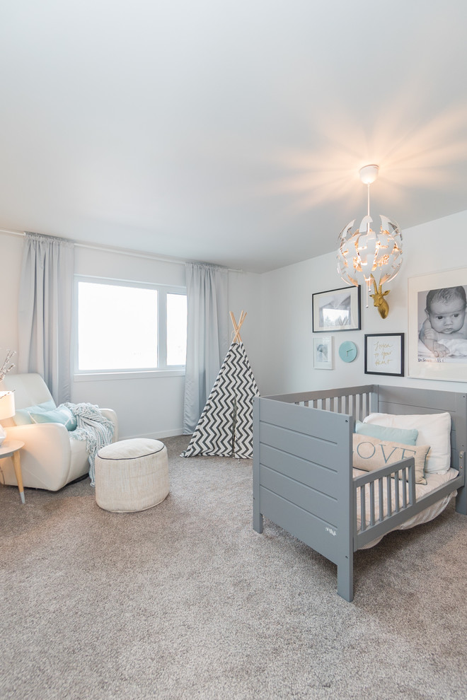 他の地域にあるトランジショナルスタイルのおしゃれな赤ちゃん部屋 (白い壁、カーペット敷き、男女兼用、グレーの床) の写真