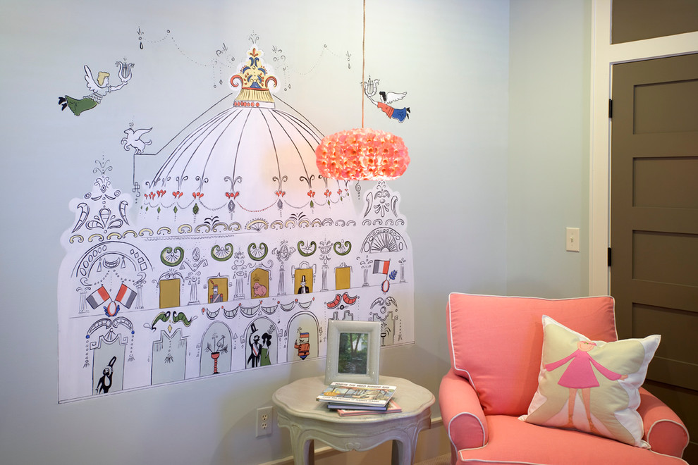 Стильный дизайн: комната для малыша в классическом стиле с серыми стенами для девочки - последний тренд