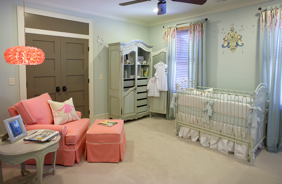 Exempel på ett klassiskt babyrum, med blå väggar och heltäckningsmatta
