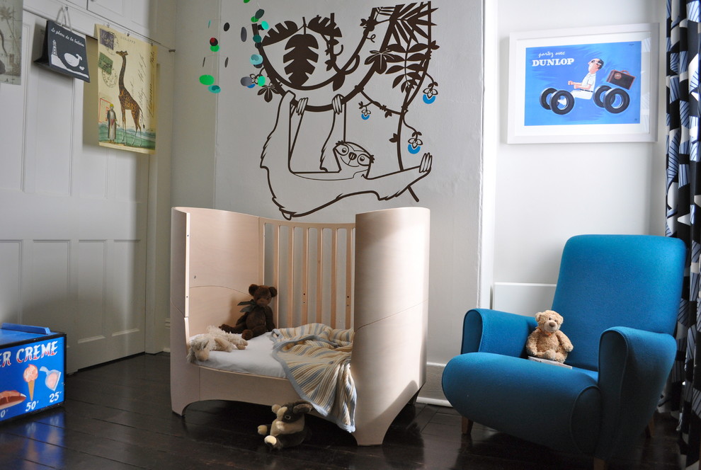 Ispirazione per una piccola cameretta per neonato minimalista con pareti bianche e parquet scuro