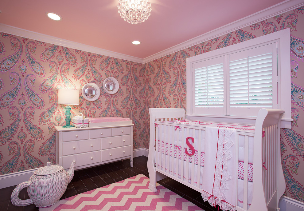Пример оригинального дизайна: комната для малыша в классическом стиле с розовыми стенами для девочки