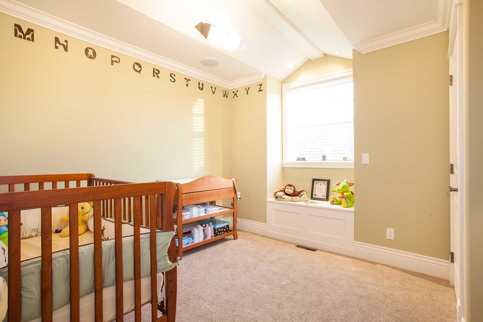 Immagine di una piccola cameretta per neonati neutra chic con pareti verdi, moquette e pavimento beige
