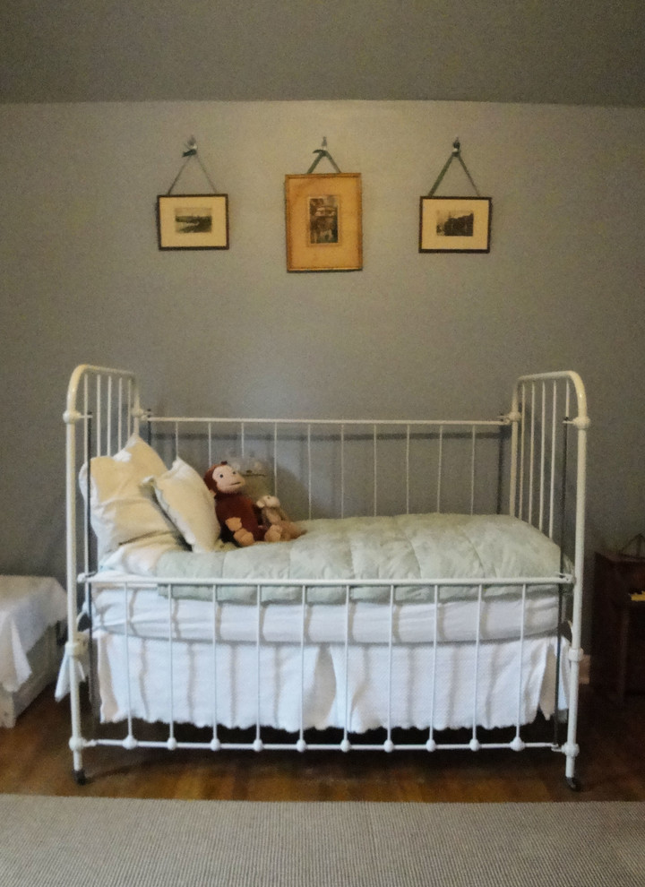 Réalisation d'une chambre de bébé garçon tradition de taille moyenne avec un mur gris, parquet clair et un sol marron.