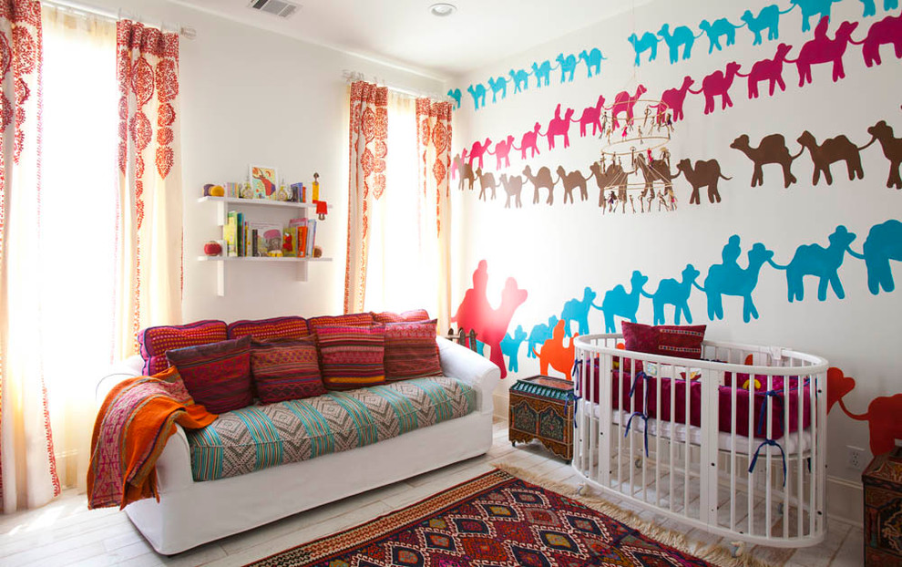 Идея дизайна: нейтральная комната для малыша в средиземноморском стиле с разноцветными стенами и деревянным полом