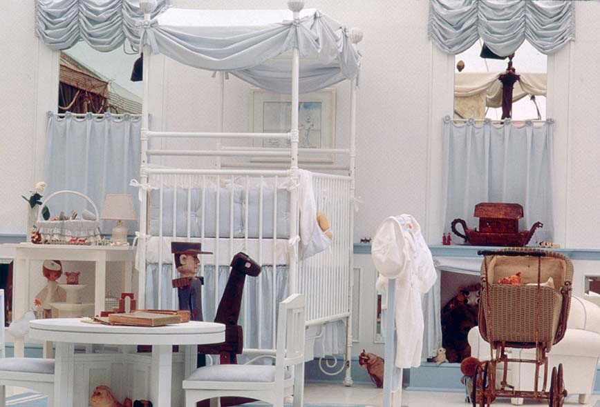 Foto de habitación de bebé niño tradicional grande con paredes blancas y moqueta