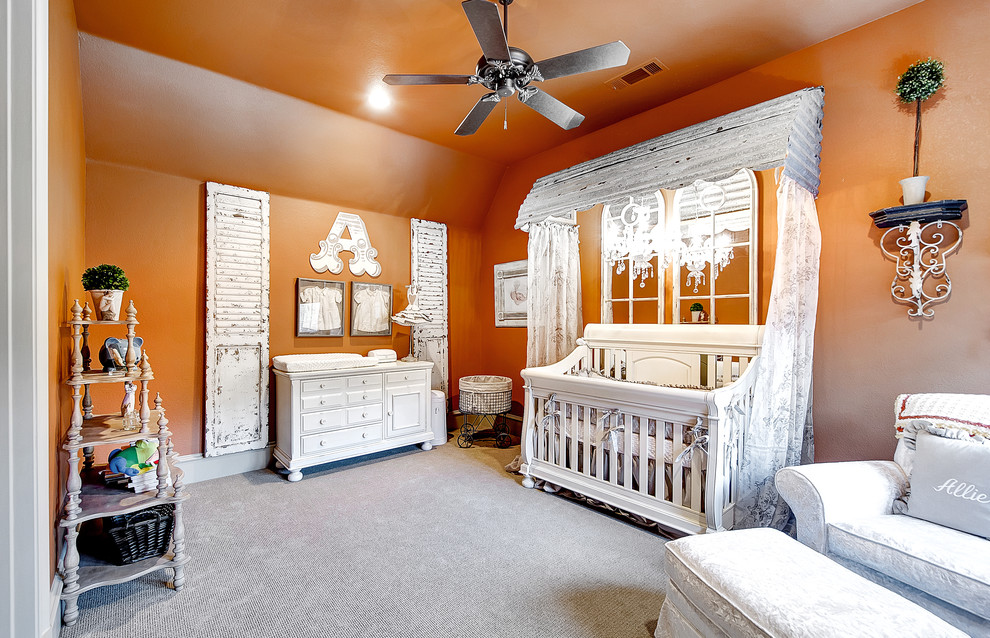 Imagen de habitación de bebé niña tradicional renovada de tamaño medio con moqueta y parades naranjas