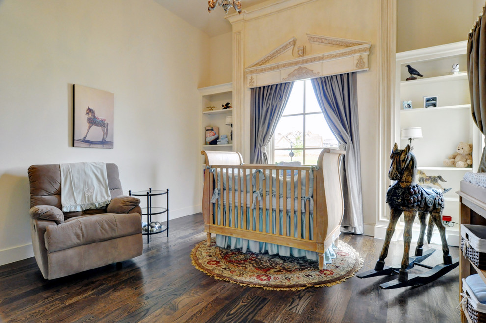 Cette photo montre une grande chambre de bébé neutre chic avec un mur beige et parquet foncé.