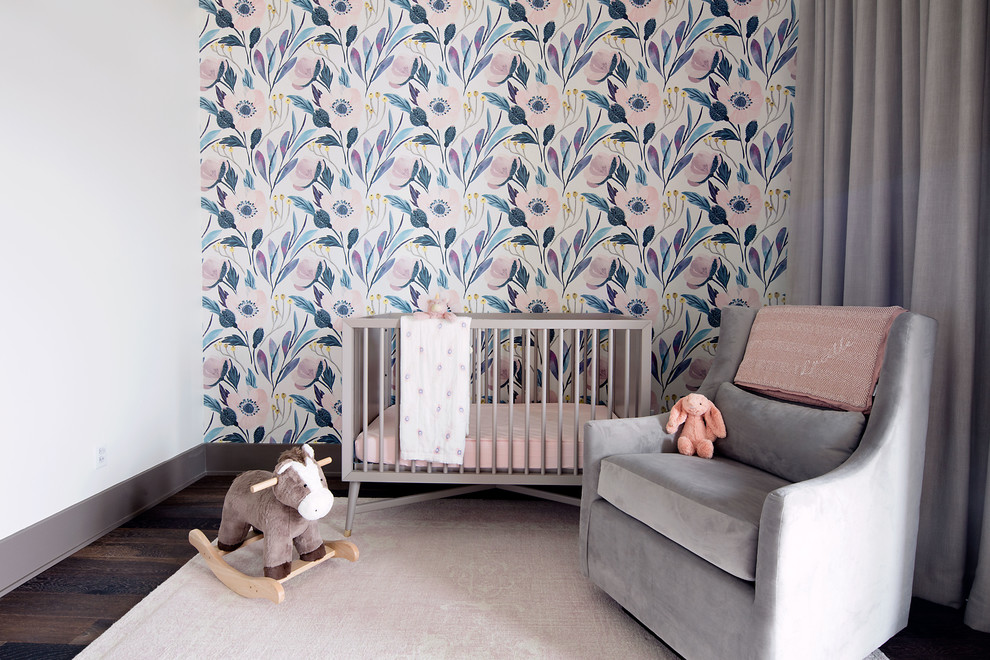 Aménagement d'une chambre de bébé fille classique de taille moyenne avec un mur multicolore, parquet foncé et un sol marron.