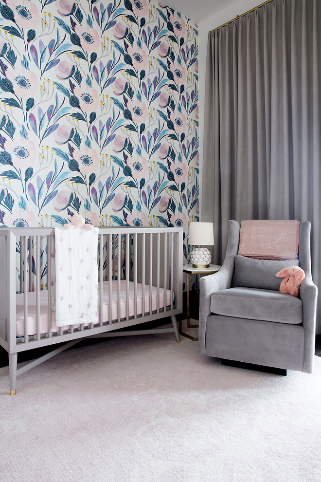 Diseño de habitación de bebé niña tradicional renovada de tamaño medio con paredes multicolor, suelo de madera oscura y suelo marrón